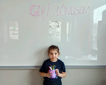 1/A sınıfı öğrencileri Hayat Bilgisi dersinde geri dönüşüm konusunda atık malzemeleri kullanarak kendi materyallerini hazırladılar.