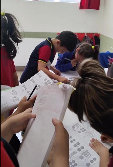 2/A matematik dersinde "veri toplama ve değerlendirme" konusu üzerine  arkadaşlarına sordukları sorularla veri toplayarak çetele ve sıklık tablosu oluşturdular.