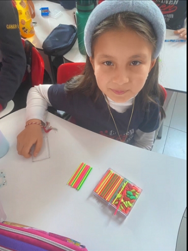 Matematik dersimizde çıkarma işlemini sadece anlatmadık, yaşadık! ? Sayı çubukları, sayma fasulyeleri ve abaküs kullanarak öğrencilerimizle birlikte çıkarma işlemini somutlaştırdık. Amacımız; çocuklarımızın sayıları sadece ezberlemesi değil, dokunar