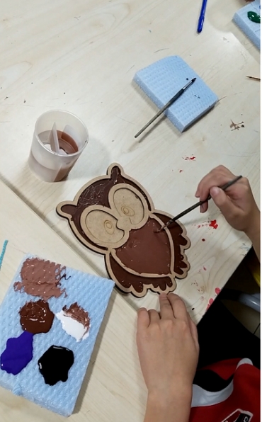 3. sınıf öğrencilerimizle Görsel Sanatlar dersinde ahşap boyama çalışması yaptık. Renkleri özgürce kullanarak ahşap yüzeylere hayat veren öğrencilerimiz hem el becerilerini geliştirdi hem de yaratıcılıklarını keyifle ortaya koydu. Ortaya birbirinden