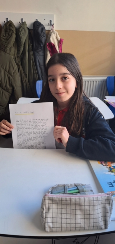 5/A sınıfı ile Türkçe dersinde öylüleyici metin nedir, nasıl yazılır? Bir metinde giriş, gelişme, sonuç bölümleri yazılırken nelere dikkat edilir öğrendik. Öğrencilerimiz kendi öyküleyici metinlerini yazarak sınıfa sunumlarını yaptılar.